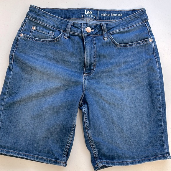 Lee Riders Bermuda Shorts Women’s Size Medium Blue Denim Midrise - Picture 1 of 6